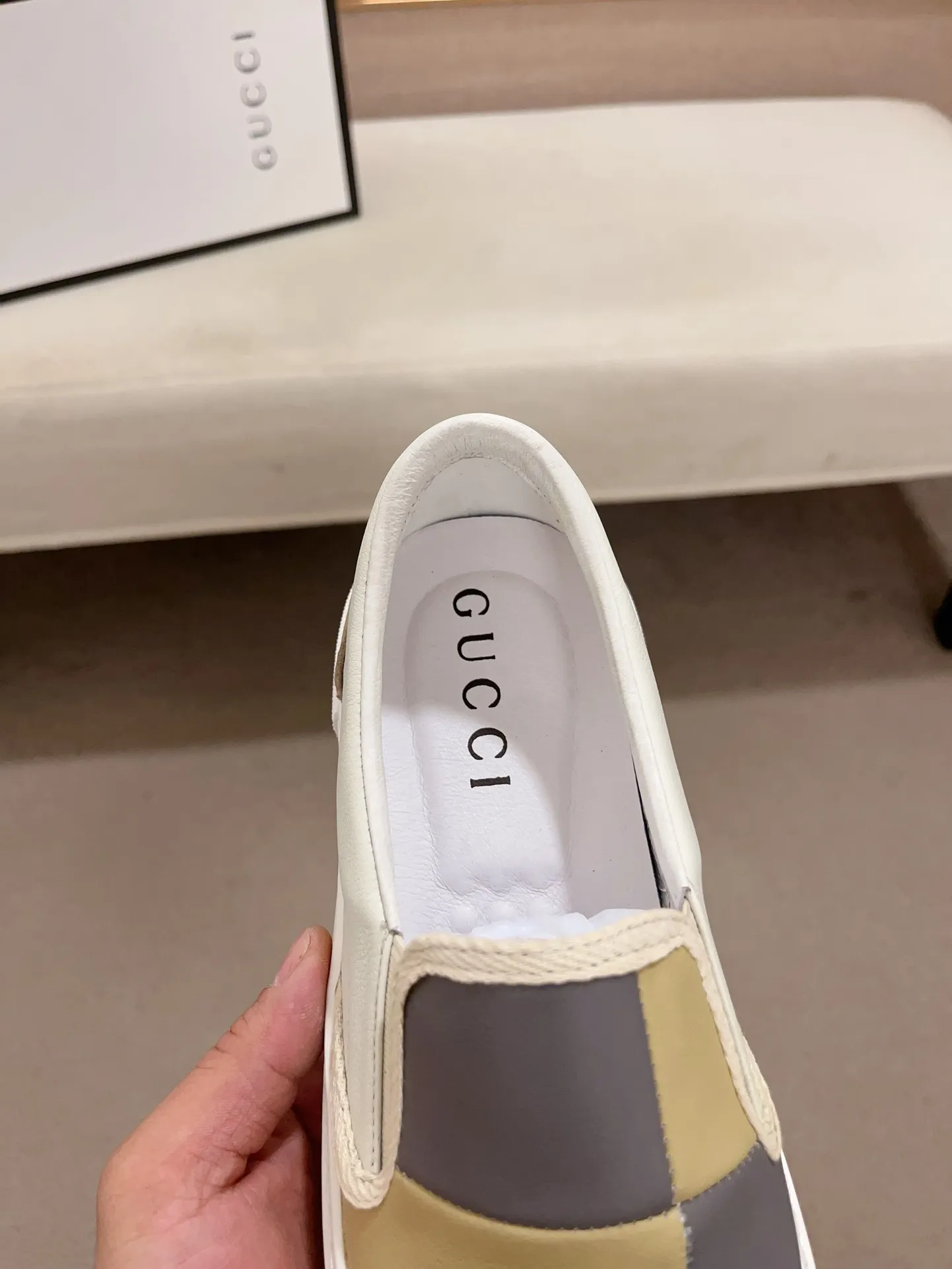 Men's shoes💰 440💰The new GUCCI (Gucci) counters are launched simultaneously. The new men's shoes, 😘fabrics are selected from imported cowhide, and the lining is sheepskin lining. 👍🏿 High-end ☄️ air-cushion molded anti-slip rubber outsole, exquisite lines, simple and elegant, comfortable and high-end for leisure travel. Code number: 38 to 44 (45 can be customized and cannot be returned or exchanged)